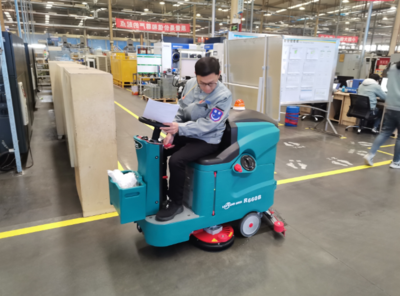 哈爾濱市工廠車間如何選擇駕駛式洗地機(jī)應(yīng)對(duì)環(huán)氧地坪需求